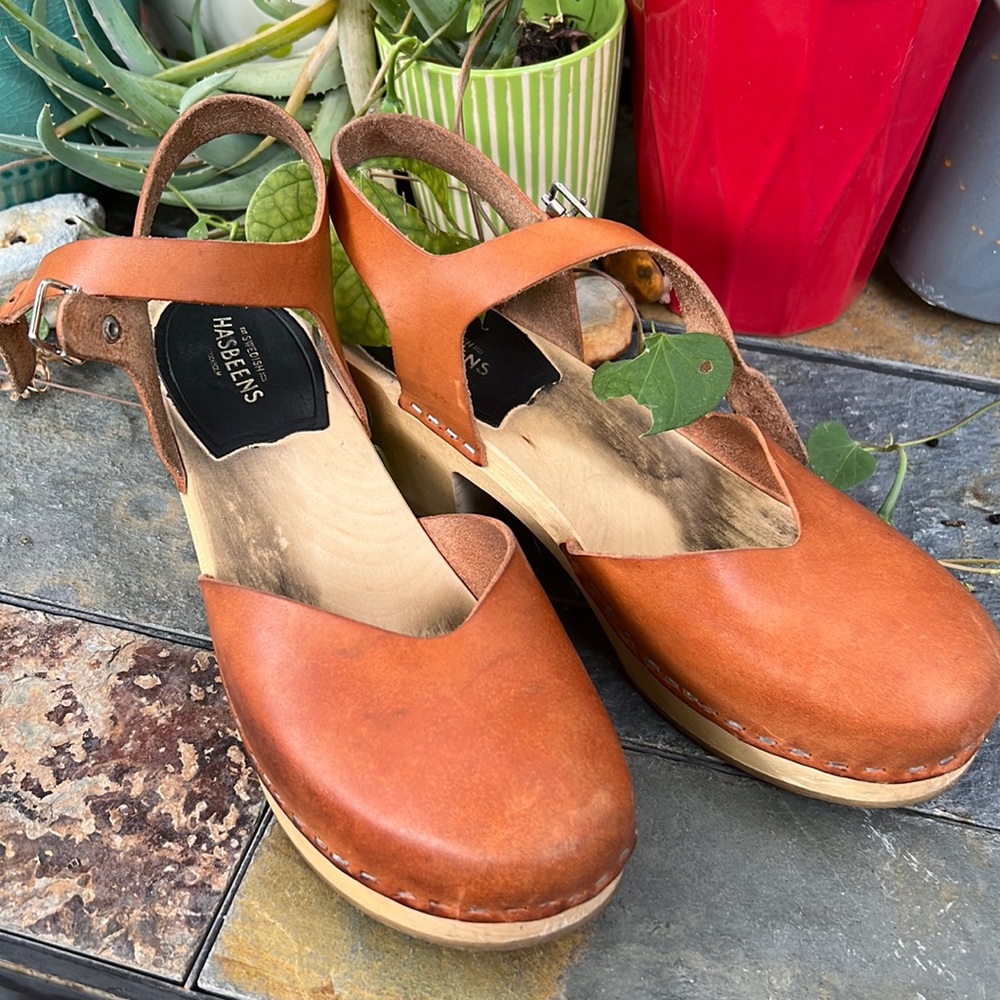 Swedish Hasbeens tan/suede clogs.